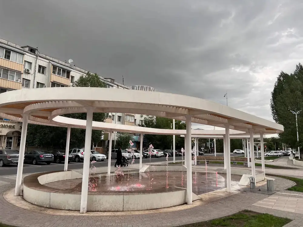Архитектурный фонтан с перголой на городской площади