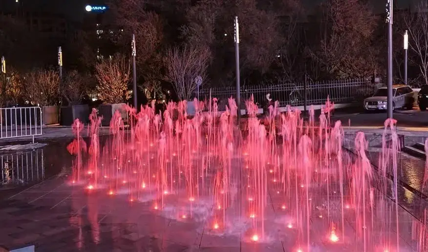 Сухой пешеходный фонтан с розовой подсветкой
